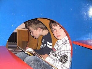 Schmökern in der Leselok Zwei Kinder lesen in der leselok der Stadtbücherei