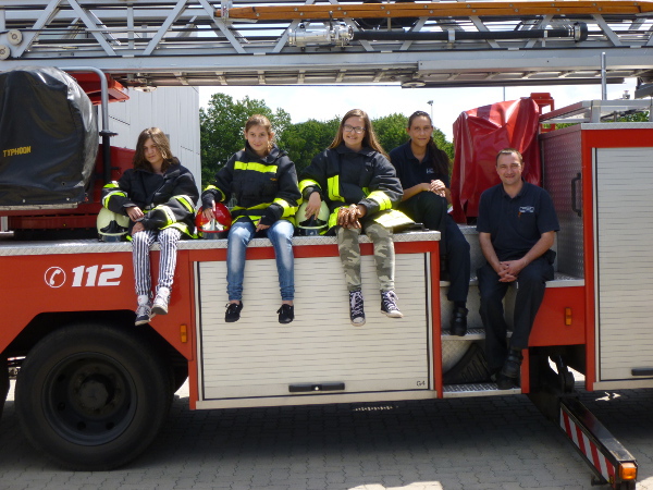 Unesco-Schülerinnen bei der Feuerwehr Kamp-Lintfort