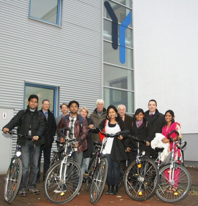 Übergabe der Fahrräder an Studierende der Hochschule Rhein-Waal