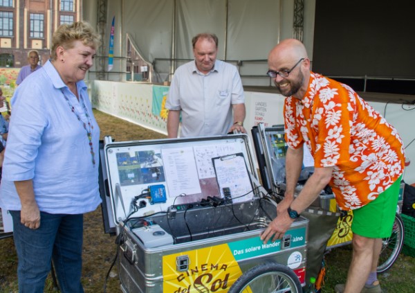 Barbara Drese, Rüdiger Wesseling und Volker Stahnke vor dem Solar-Fahrradanhänger