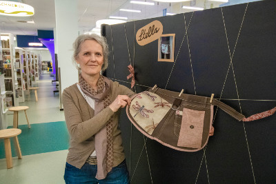 Silke Hellge mit Gartenschürze