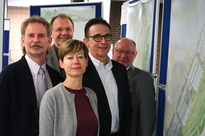 Der Kopf der LAGA GmbH mit Wettbewerbsgewinnerin Prof. Dipl.-Ing. Ulrike Böhm
