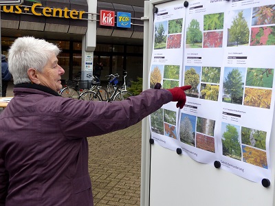 Bürgerin zeigt auf ihren Favoriten.