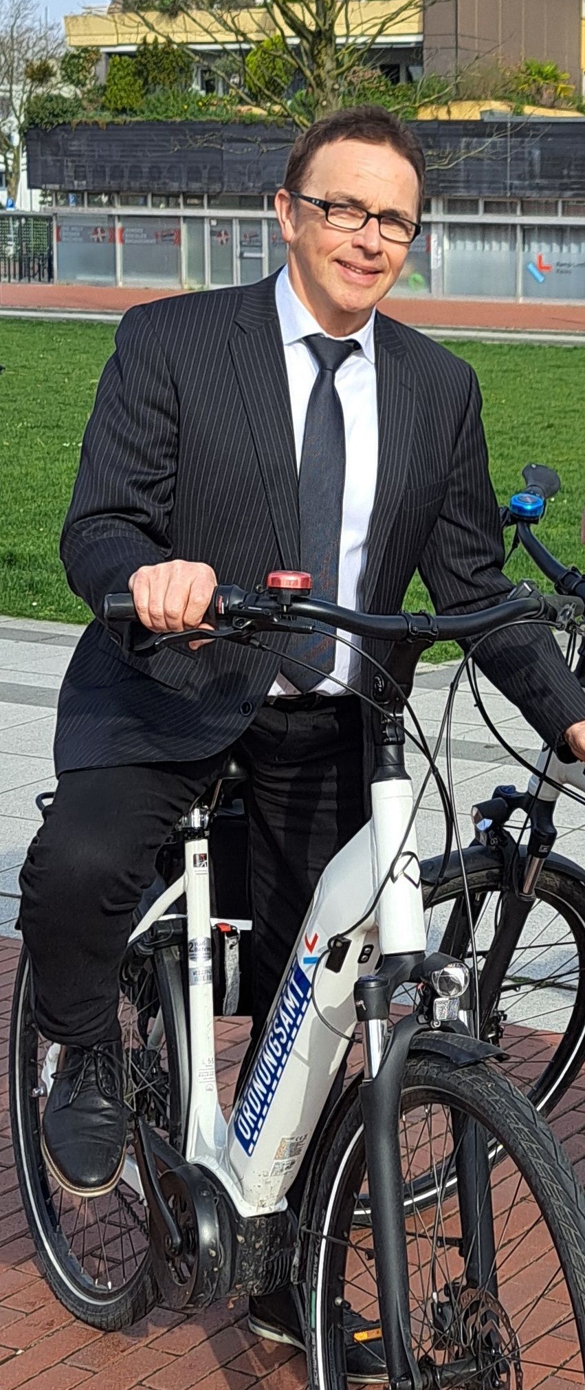 Bürgermeister Prof. Dr. Landscheidt auf einem E-Bike