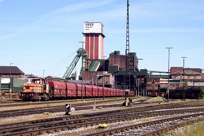 Förderturm des Bergwerkes West mit Kohlenzug