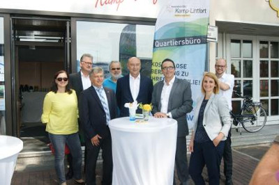 Gruppenbild bei der Eröffnung des Quartiersbüros