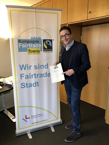 Bürgermeister Landscheidt mit Fairtrade-Urkunde