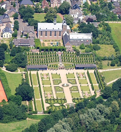 Kloster Kamp mit Terrassengarten aus der Vogelperspektive