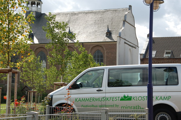 Festivalbus vor dem Kloster Kamp