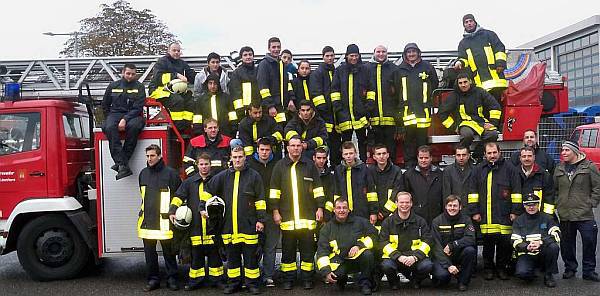 Gruppenbild vor Feuerwehrwagen