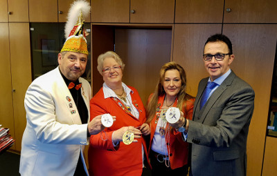 Michael Raskopf, Elvira Schröder, Alexandra Arnolds und Bürgermeister Prof. Dr. Christoph Landscheidt stellen den Sessionsorden vor