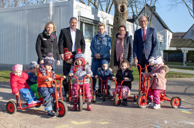 Kinder auf den gespendeten Kinderfahrzeugen
