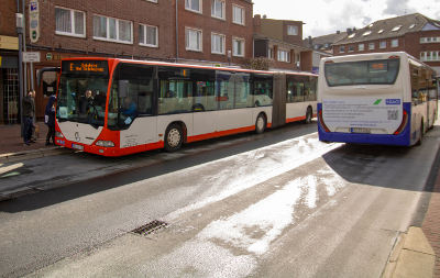 Zwei Busse am Busbahnhof