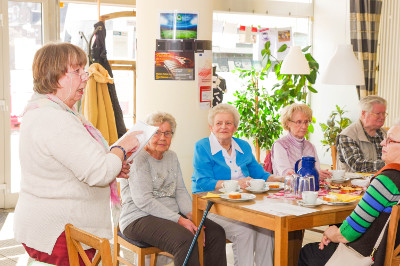Menschen im Café Klatsch