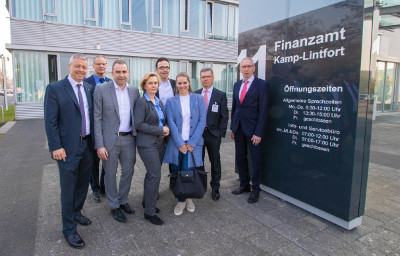 Bürgermeister vor dem Finanzamt