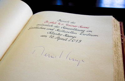 Unterschrift im goldenen Buch der Stadt