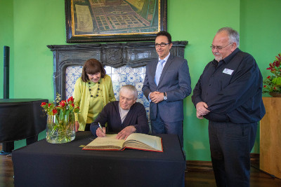 Reiner Kunze schreibt ins goldene Buch der Stadt Kamp-Lintfort
