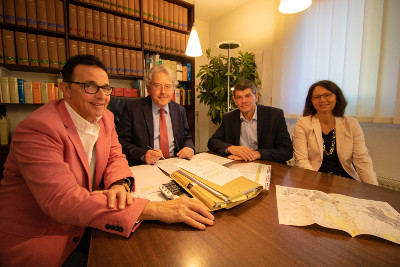 Beurkundung des Vertrages durch Notar Dr. Fischer