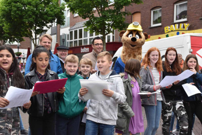 Menschen singen in der Innenstadt