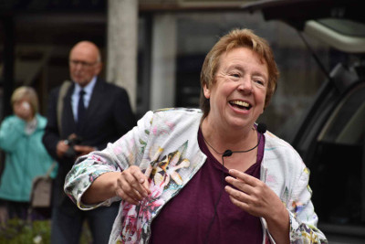 Menschen singen in der Innenstadt