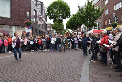 Menschen singen in der Innenstadt
