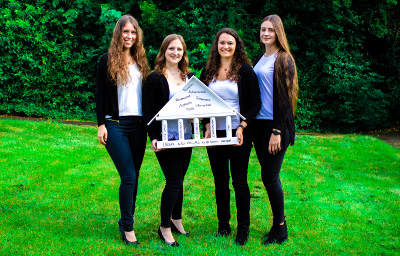 Bachelorstudentinnen stellen ihr Konzept vor