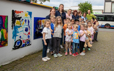 Kinder vor den Kunstwerken