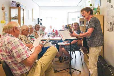 Gemeinsames Singen in der Anlaufstelle im Geisbruch