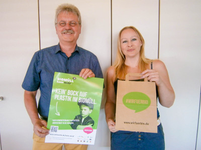 Flyer und Papiertüte der Kampagne Wir für Bio