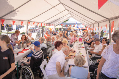Viele Gäste beim Fest