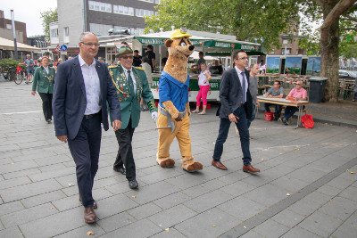 Dieter Tenhaeff (Wirtschaftsförderer), Willi Gelen, LaGa Maskottchn Kalli und Bürgermeister Prof. Dr. Christoph Landscheidt liefen beim Festumzug mit
