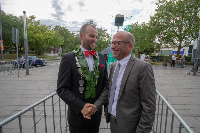1. Beigeordneter Dr. Christoph Müllmann gratuliert dem Schützenkönig Markus Nothofer