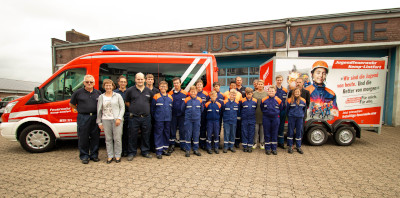 Übergabe des neuen Feuerwehranhaengers an die Jugendfeuerwehr