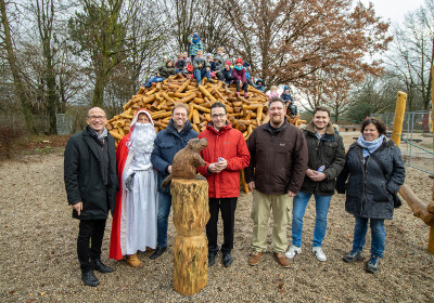 Akteure vor der Biberburg