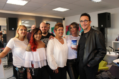 von links nach rechts: Vanessa Matuszek, Viola Meyer, Simon Eickmanns, Senija Schreiner, Ninja Süselbeck (Inhaberin) - das Team von Pompös - und Bürgermeister Prof. Dr. Christoph Landscheidt