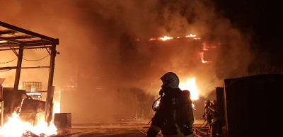 Feuerwehrmann beim löschen