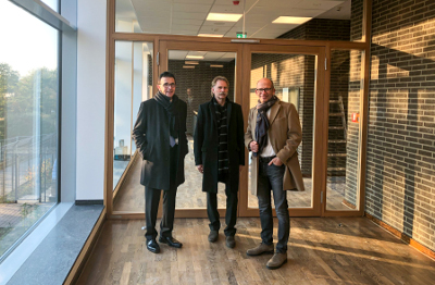 Der Verwaltungsvorstand nimmt die Stadthalle ab