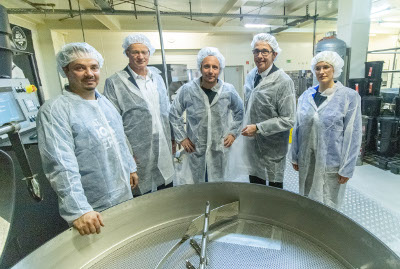Akteure besichtigen die Produktionshalle