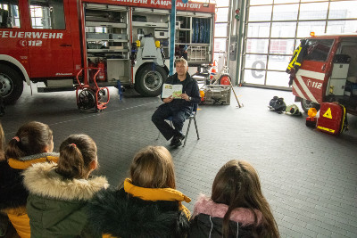 Rademacher liest in der Feuerwehrhalle