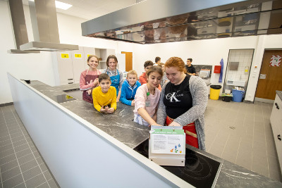 Schülerinnen und Schüler in der neuen Lehrküche