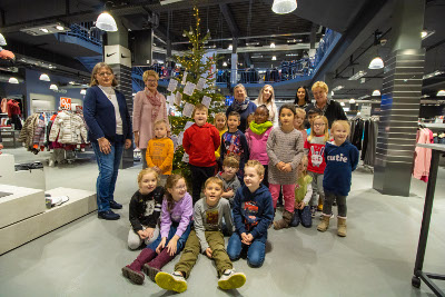 Schmücken des Weihnachtsbaumes