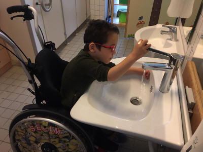 Neues Waschbecken in der bunten Welt