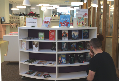 Neuerscheinungen auf einem Regal in der Mediathek