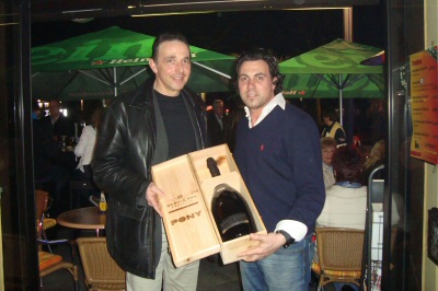 Bürgermeister gratuliert dem Unternehmer Manfred Kant zum einjährigen Jubiläum seines Cafés