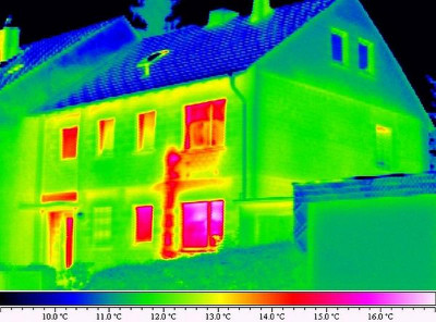 Durch den Blick eines Thermografiegeräts sieht man die Wärmeverteilung des Hauses