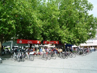 Zahlreiche Radfahrer warteten auf dem Prinzenplatz auf die Tombola