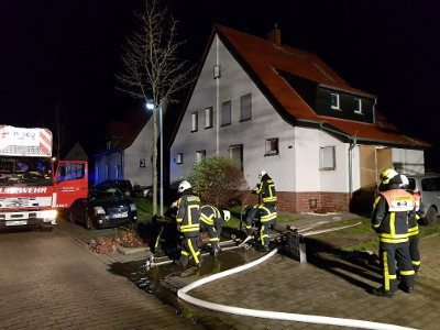 Feuerwehr im Einsatz bei einem Kellerbrand