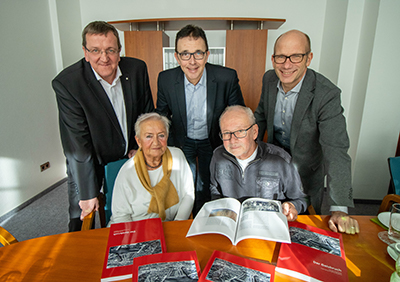 Akteure stellen die neue Veröffentlichung vor