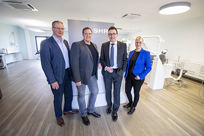 Akteure besichtigen die Firma SHR Dent