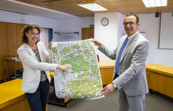 Bürgermeister Prof. Dr. Christoph Landscheidt und Planungsamtleiterin Monika Fraling mit einem Plan des Baugebiets